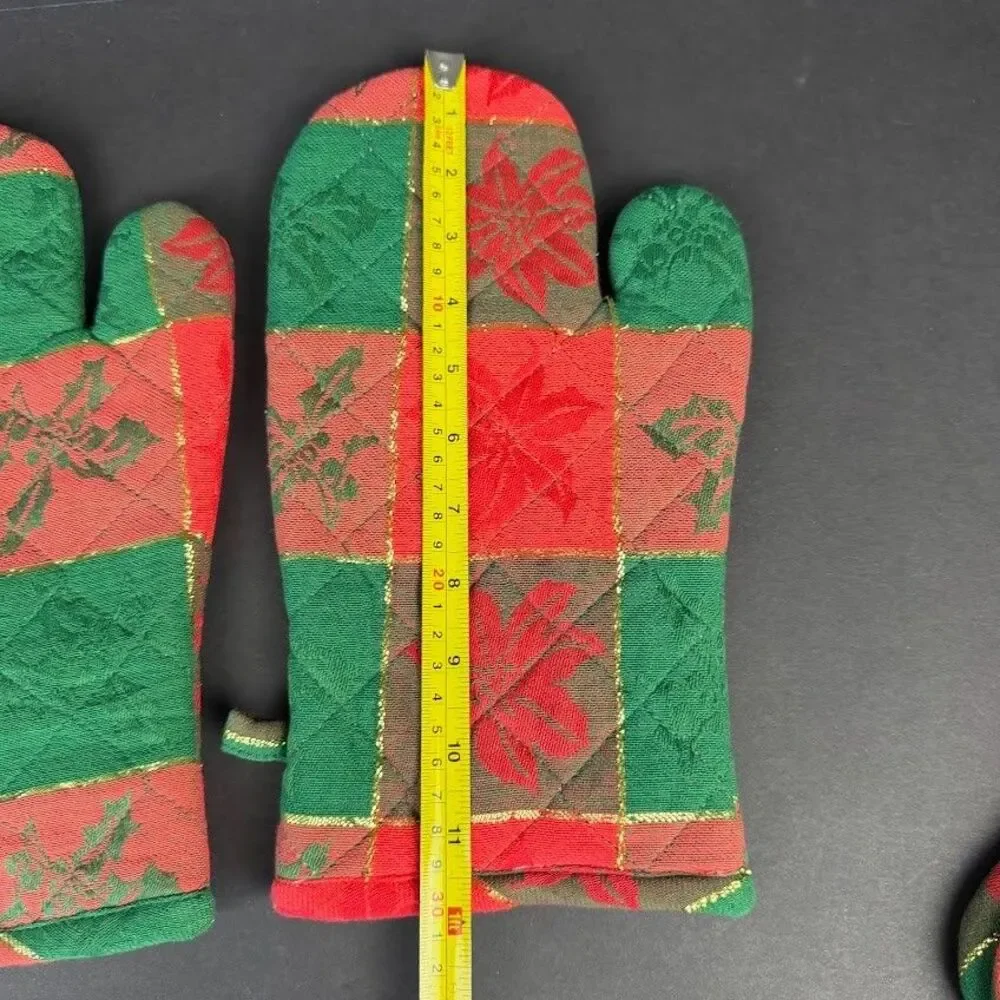 Set 2 of Oven Mitts & 2 Pot Holders Plaid Christmas Holly & Poinsettia Pattern
